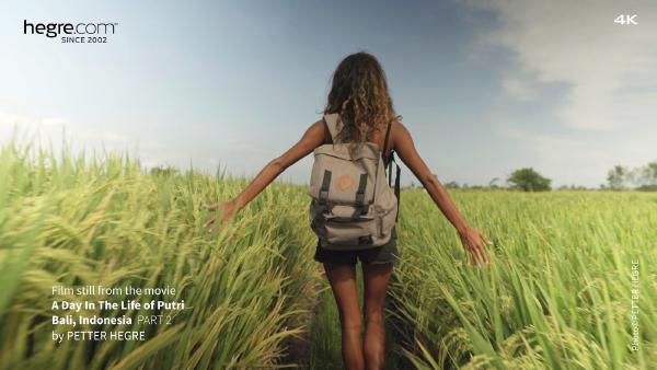 Captura de tela #3 do filme Um dia na vida de Putri, Bali, Indonésia - Parte Dois