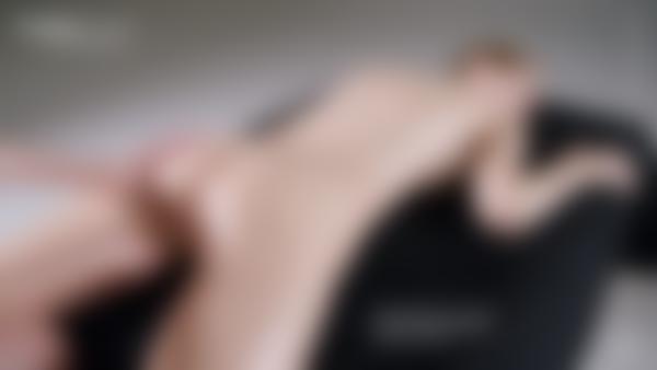 영화 원기 왕성한 레즈비언 마사지의 화면 캡처 #11