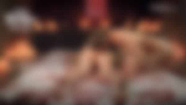 Skærmgreb #10 fra filmen Gensidig Lesbisk Tantra Massage